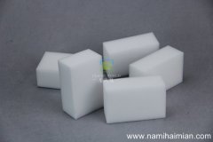 怎樣去除衛(wèi)生間鏡子上的頑固水漬？用納米海綿