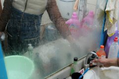玻璃鏡子長(zhǎng)期水紋如何清洗？