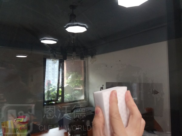 玻璃上的污漬怎用什么去除呢？玻璃上有水垢怎么辦？